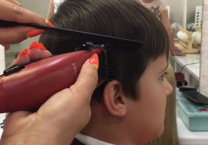 Как подстричь ребенка 1 год ножницами дома техника стрижки